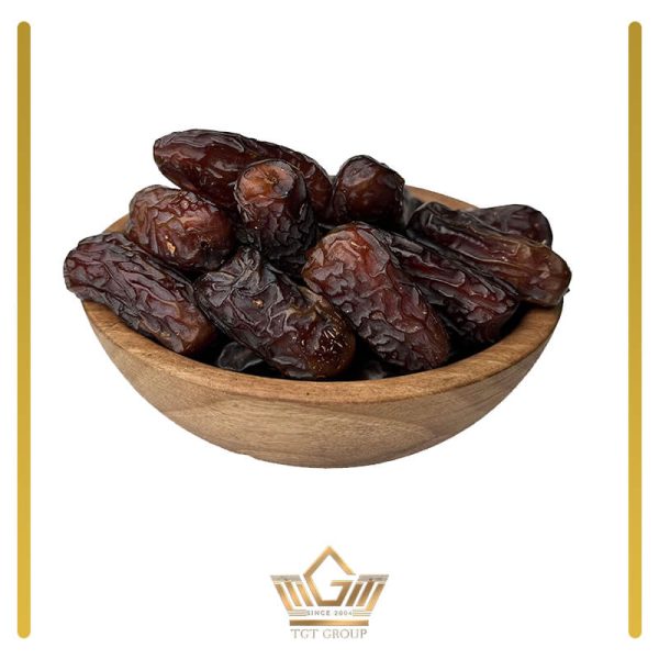 piarom dates in a brown wooden bowl